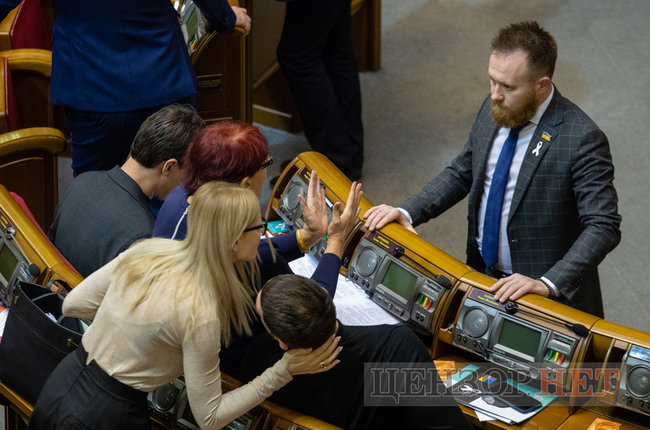 Вітальний поцілунок Стефанчука і Третьякової, замислена Тимошенко і розпростерті обійми Федини для Вятровича, - робота ВР 3 грудня 02