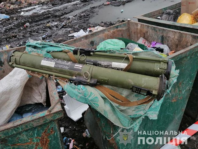 Два боевых гранатомета обнаружил житель Житомира в мусорном баке 01