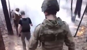 Уцілілі окупанти тікають із позиції: "Все вокруг горит, все взрывается. Хохлы, вы сами не задолбались нас жечь, а? У меня ухо пригорело". ВIДЕО