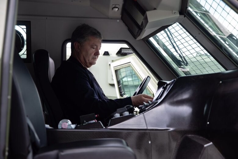 Бронемашини MLS SHIELD вже на кордоні з Україною та невдовзі прибудуть на фронт, - Порошенко 03 Бронемашини MLS SHIELD вже на кордоні з Україною та невдовзі прибудуть на фронт, - Порошенко 03