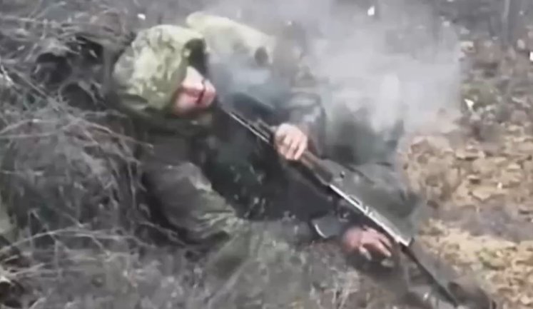 Двое "трехсотых" оккупантов укорачивают себе жизнь на поле боя выстрелами из автомата. ВИДЕО 18+