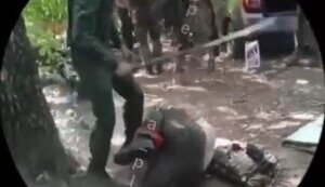 Российский военный на камеру жестоко наказывает "отказника" служить. ВИДЕО 18+