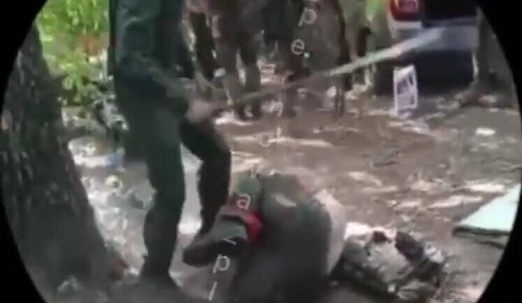 Российский военный на камеру жестоко наказывает "отказника" служить. ВИДЕО 18+