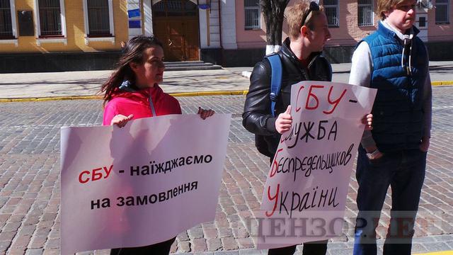 Узбагойте СБУшників, поки вони не обшукали Google: активисты и сотрудники ИТ-компании YouControl, в которой прошли обыски, пикетировали СБУ 02