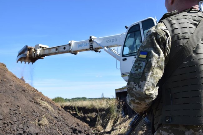 На границе с Россией пограничники устанавливают новые заграждения 04
