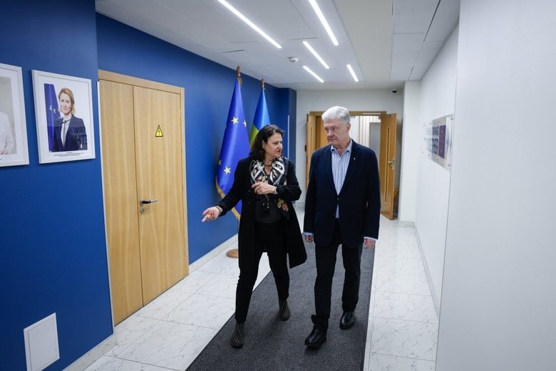 Порошенко провів зустріч із послами ЄС