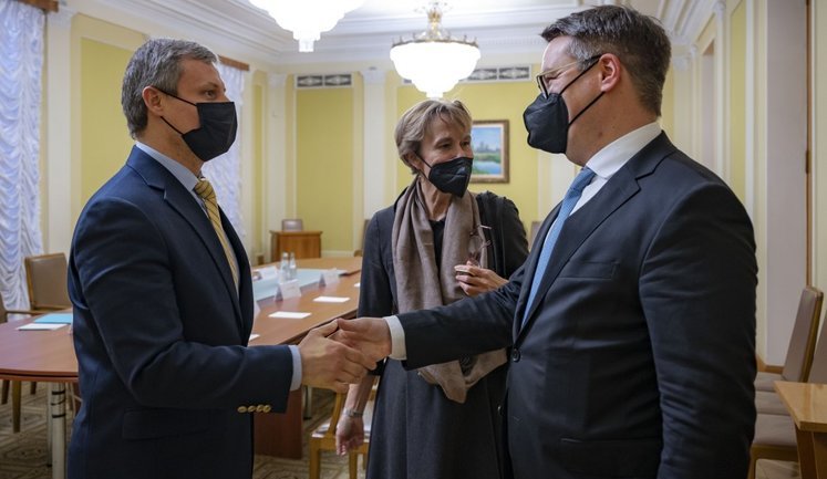 Заместитель главы ОП Машовец на встрече с госсекретарем МИД Германии Линднером предложил увеличить помощь Украине в укреплении обороноспособности. ФОТО
