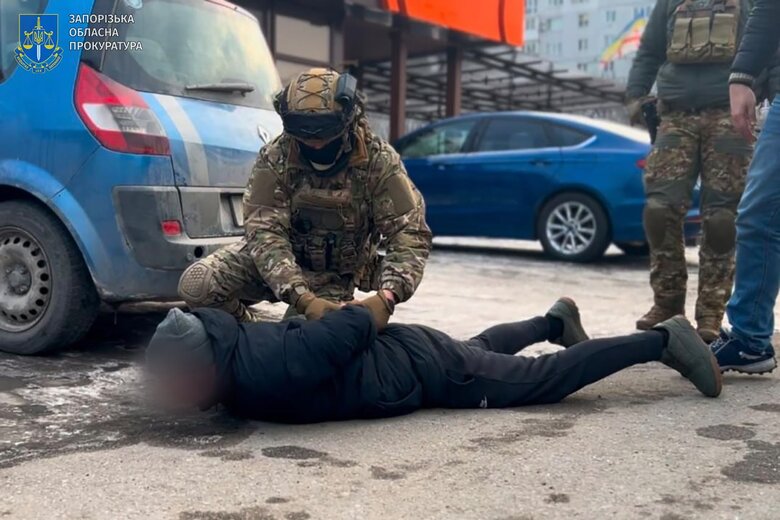 38-летний житель Запорожья, привлекаясь "підтримкою" службових осіб ТЦК та СП, запропонував військовозобов’язаному за 1000 доларів США вирішити питання про зняття його з розшуку
