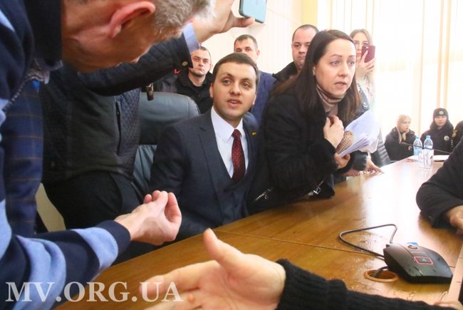 Зламав двері, обливав водою, намагався залізти на стіл: слуга народу Крейденко мало не зірвав сесію міськради в Мелітополі 04 Зламав двері, обливав водою, намагався залізти на стіл: слуга народу Крейденко мало не зірвав сесію міськради в Мелітополі 04