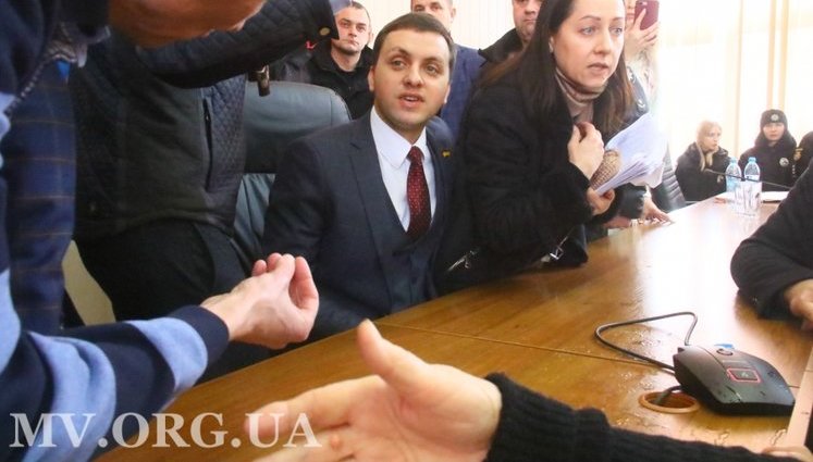 Сломал двери, обливался водой, пытался влезть на стол: "слуга народа" Крейденко чуть не сорвал сессию горсовета в Мелитополе. ВИДЕО+ФОТОрепортаж