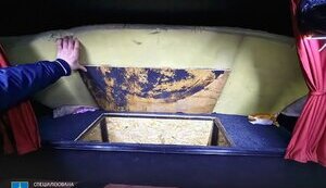 Планували перевозити ухилянтів до Європи в тайнику мікроавтобуса – затримали двох жителів Буковини. ФОТОрепортаж