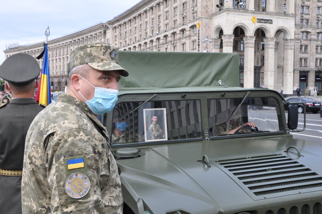 С погибшим Героем Украины Тарасом Матвиивым простились на Майдане Незалежности в Киеве 45