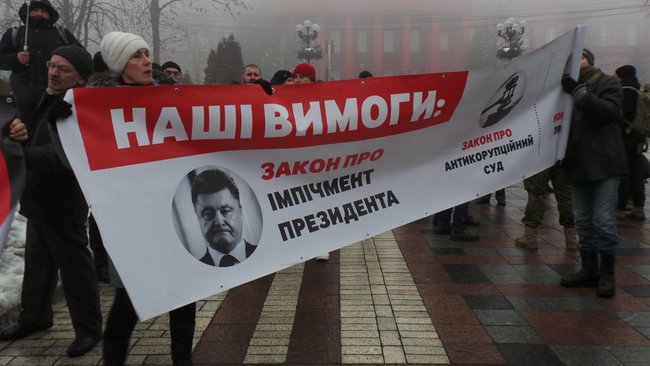 Група націоналістів прорвалася до памятника Шевченку перед приїздом Президента, обійшовши кордон поліції 03