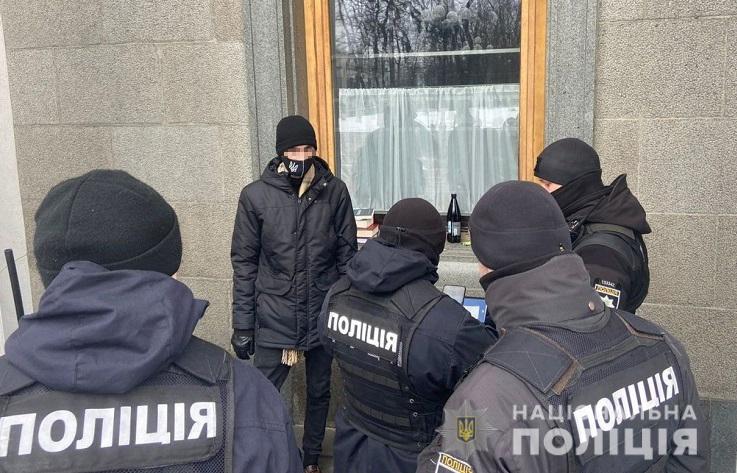 Задержан мужчина, бросивший молоток в окно здания Верховной Рады, - Нацполиция 01