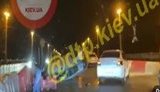 На мосту Патона в Києві перекинувся автомобіль, за кермом якого була п