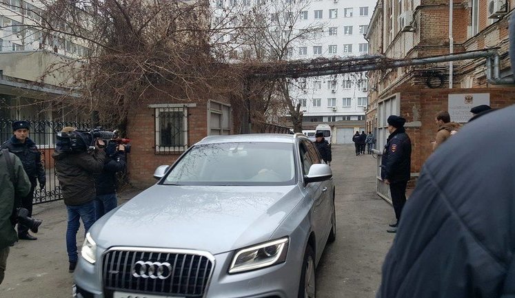 Yanukovych arrives at Rostov court accompanied by traffic police. PHOTOS