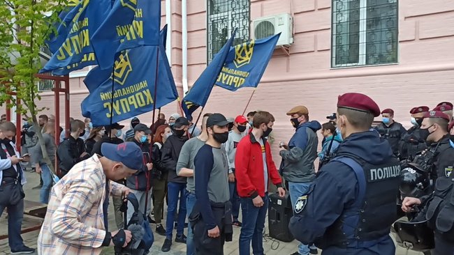 Поліція розділила тітушок і активістів, які пікетують суд щодо обрання запобіжного заходу Медведчуку 22