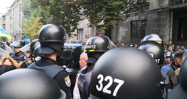 Автомобиль нардепа Павла Пинзеника сбил человека во время перекрытия протестующими дорог возле Верховной Рады 01