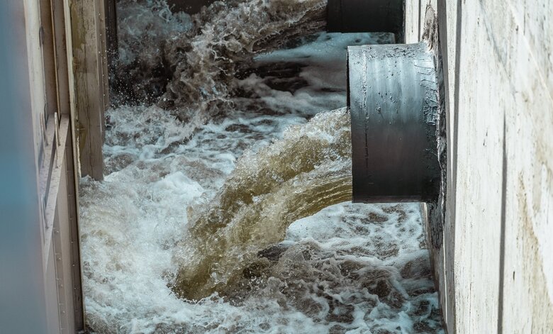 Миколаївський водогін почали заповнювати водою