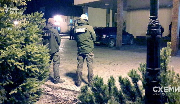 NABU detectives come to Feofania hospital to apprehend State Fiscal Service Chief Nasirov. PHOTOS