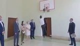 Зеленський під оплески чиновників закинув баскетбольний м