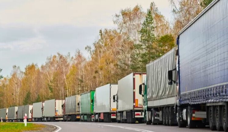 Черга з вантажівок на українсько-польському кордоні сягнула 54 км. Польські перевізники приєднались до вимог українських колег і оголосили страйк, - Найєм. ФОТО