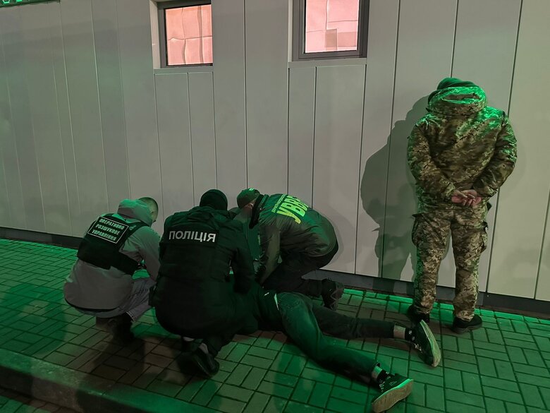 На кордоні зі Словаччиною затримали 18-річного переправника та його "клієнта"