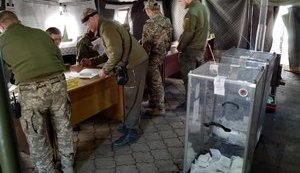 "Голосую за Украину! За европейский выбор": Украинские воины активно голосуют в зоне ООС. ФОТОрепортаж
