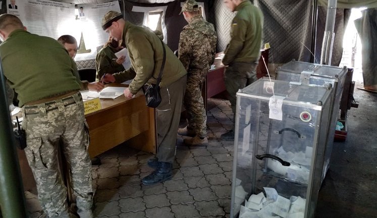 "Голосую за Украину! За европейский выбор": Украинские воины активно голосуют в зоне ООС. ФОТОрепортаж