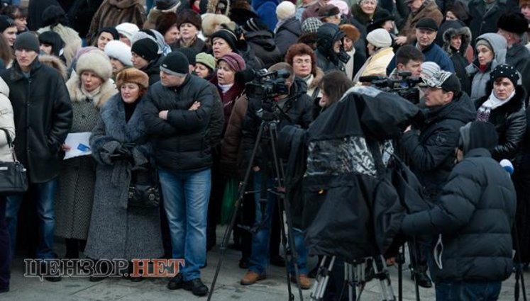 На Майдане Януковича слушают подневольные медики и спортивные ребята. ФОТОрепортаж
