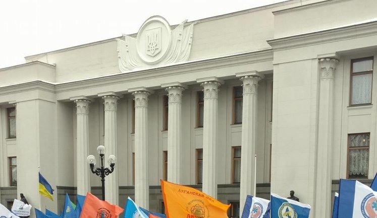 Кілька тисяч активістів Федерації профспілок України пікетують парламент із вимогою посилення соцзахисту громадян. ФОТОрепортаж