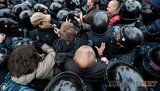 "Беркут" взял в кольцо демонстрантов на Майдане, среди которых депутаты и журналисты. ФОТО