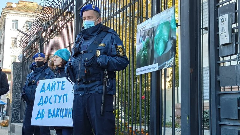 Россия сделала из Донбасса концлагерь: активисты принесли мешки с трупами под посольство РФ в Киеве - требуют открыть КПВВ 16 Россия сделала из Донбасса концлагерь: активисты принесли мешки с трупами под посольство РФ в Киеве - требуют открыть КПВВ 16