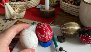 Писанка, що промовляє серцем через віск і колір