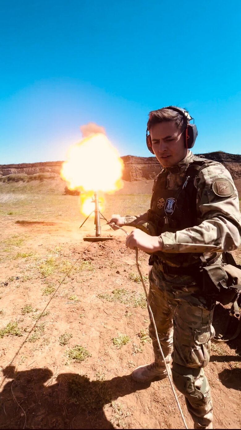 Нацгвардеец Иван Криворотько: Это был лес, но деревьев в нем не было. Были пеньки максимум в 1,5 метра, обрезанные артиллерией. И вдобавок к этому - очень много трупов, частей тел 07