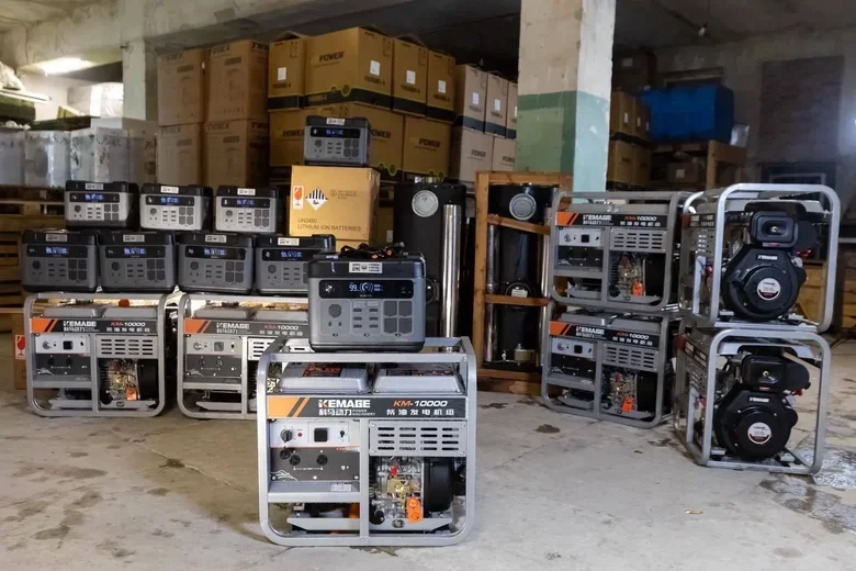 Порошенко передал генераторы и буржуйки Днепру