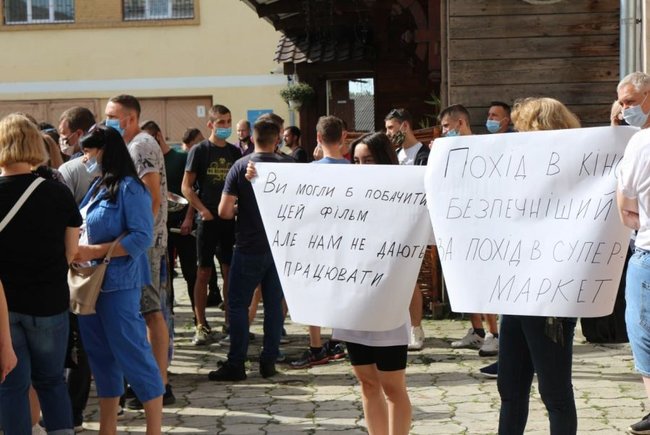 Підприємці в Коломиї мітингують проти червоних карантинних обмежень 02