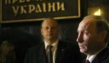 Путин издевается над Януковичем и Азаровым и унижает Украину, - европейская пресса