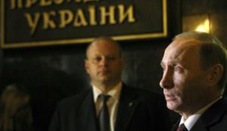 Путин издевается над Януковичем и Азаровым и унижает Украину, - европейская пресса