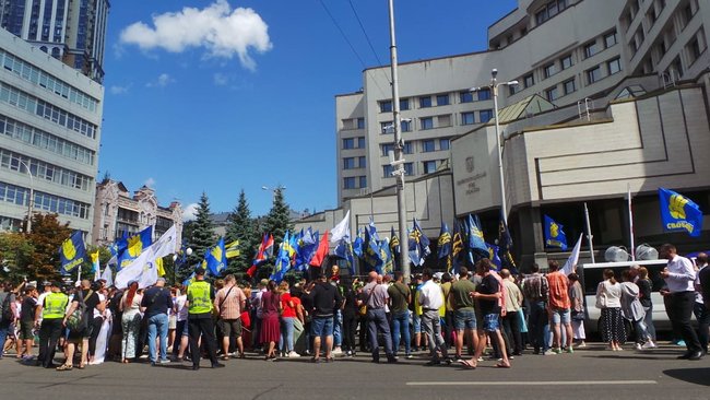Шибениця, голова Леніна і бійки, - активісти пікетують КС з вимогою не скасовувати закон про люстрацію 01