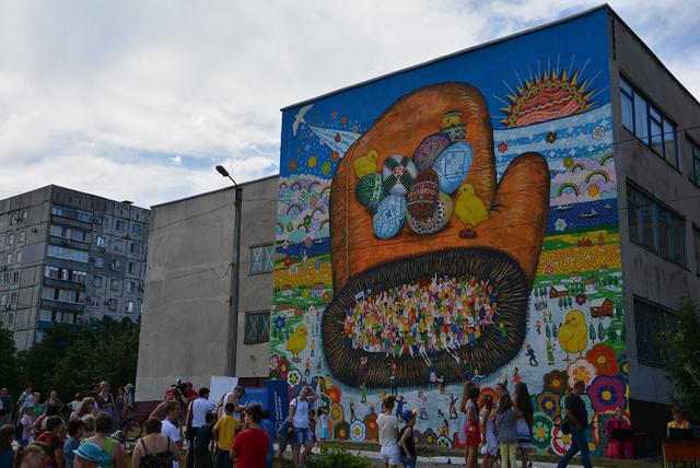Mitten of peace: Japanese artist together with children from occupied territories made mural in Mariupol 01