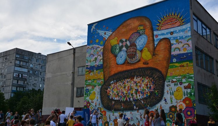 Mitten of peace: Japanese artist together with children from occupied territories made mural in Mariupol. PHOTOS