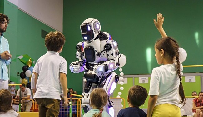 Продукт фантазии на молодежном форуме Путина: пропагандисты РФ выдали ряженого в костюм танцора за самого современного робота 01