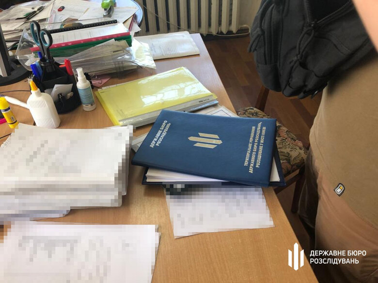 Посадовця одного з військкоматів Київщини підозрюють в організації виїзду ухилянтів за кордон, - ДБР 03