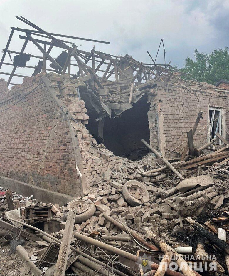 За сутки на Донетчине были разрушены дома, горели поля с пшеницей. В Бахмуте рашисты попали в спорткомплекс и стадион, - Нацполиция 04