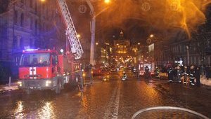У центрі Києва вночі ліквідували масштабну пожежу в історичній будівлі
