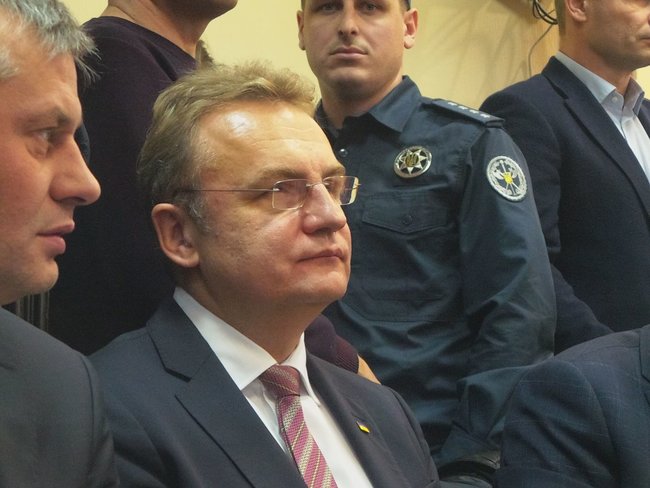 Корупціонер на смітті: под ВАКС проходит акция против Садового 11