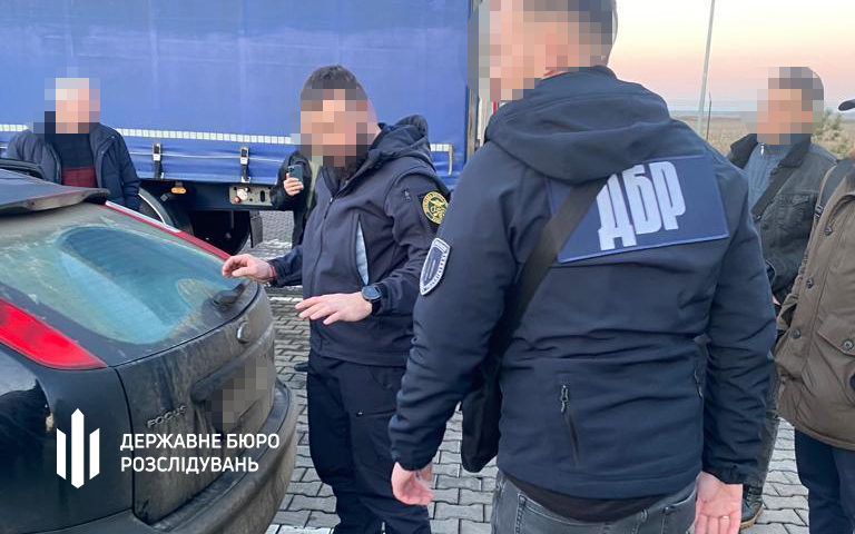 На Одеській митниці вимагали гроші за ввезення товарів, хабарі ховали навіть у туалеті, - ДБР 06