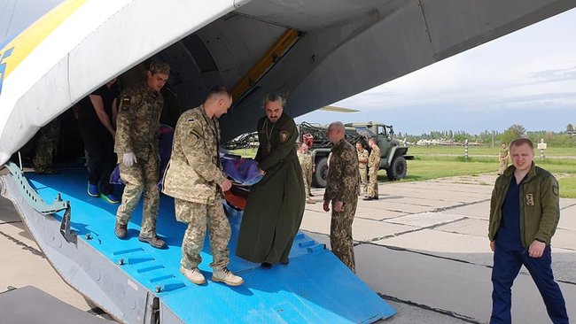 В Одесу літаком доставили 12 поранених військовослужбовців, пятеро - у важкому стані, - волонтер Танцюра 03