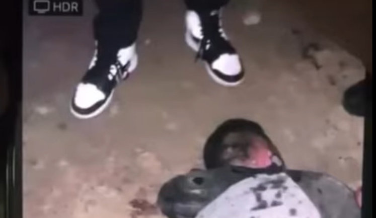 Видео избиения полицейских в Чернигове. Один правоохранитель убит, второй ранен. ВИДЕО 18+